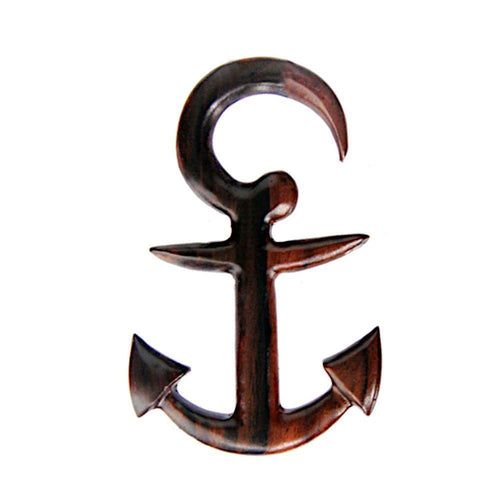 The Piercing Anker Narraholz Plug Ohrstecker Expander is a handgeschnitzt, gemasert wooden piece with smooth edges, a rounded top, and pointed flukes, shown on a white background.