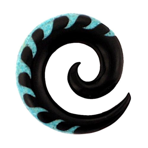 The Horn Piercing Expander schwarz Spirale Wave Inlay Türkis features a black spiral design with turquoise wave inlay segments, resembling a tribal buffalo horn piercing, shown against a white background.