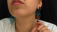 Load image into Gallery viewer, Piercing Feuerglas Spiral Taper blau Dehnschnecke 30g
