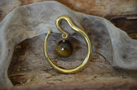 Load image into Gallery viewer, Ohr Piercing Brass gold Stein Kugel Tigerauge Bogen
