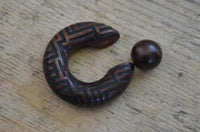 Load image into Gallery viewer, Klemmkugel Ring Narraholz Piercing Labyrinth Gravur

