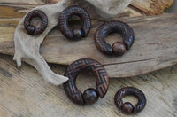Load image into Gallery viewer, Klemmkugel Ring Narraholz Piercing Labyrinth Gravur
