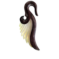 Cargar imagen en el visor de la galería, A hand-carved, ivory-yellow Flügel Sonoholz Perlmutt Tribal Expander showcases graceful, swan-like curves and organic elegance, set against a white background. This unisex wooden piercing embodies sophisticated, artisanal style.
