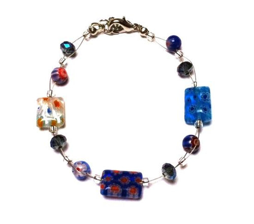 A Muranoglas Armband with blue and multicolored glass beads in rectangle shapes, floral patterns, glitter accents, and a nickel-free lobster clasp (18–20 cm), shown on a white background.