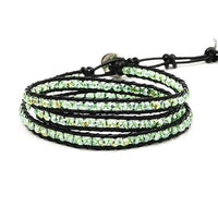 Load image into Gallery viewer, A dreilagiges Glitzer Lederarmband mit facettierten, bunten Glaskristall Perlen auf verstellbarem Lederband, verschließbar mit Knopf.
