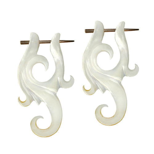 Pin Creolen Perlmutt Muschel Horn handgeschnitzt Ohrringe weiß gelb Ornamente
