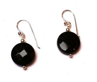 Load image into Gallery viewer, A pair of Ohrringe Silberohrringe Onyx 925er Sterling Silber Damen Ohrhänger in Schwarz mit facettierten Scheiben und einfachen Haken, präsentiert vor weißem Hintergrund.

