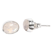 Load image into Gallery viewer, Die Silberohrstecker oval Ohrringe für Damen aus 925er Sterling Silber werden auf weißem Hintergrund von vorn und von der Seite präsentiert.
