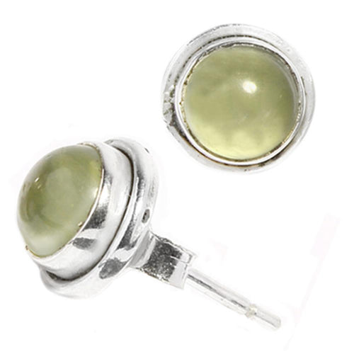 A pair of Silberohrstecker rund Aventurin 9 mm Ohrringe für Damen aus grünen Aventurin-Edelsteinen, gefasst in glänzende 925er Sterling Silber Ohrstecker, aus Front- und Seitenansicht gezeigt.
