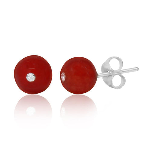 A pair of round red Ohrstecker mit Katzenauge und geschliffenem Kristallglas, in 925er Sterlingsilber gefasst, mit Perle und Glitzer, auf weißem Hintergrund.