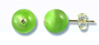 Load image into Gallery viewer, A pair of round Ohrstecker Katzenauge grün Kristallglas aus 925 Sterlingsilber with gold-colored posts, butterfly backs, a small central gem, shown from the front and side.
