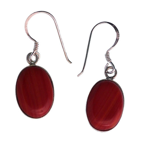 Ein Paar Damen Ohrringe mit oval rot-gelb gemasertem Achat, eingefasst in 925 Sterling Silber und mit einfachen Haken.