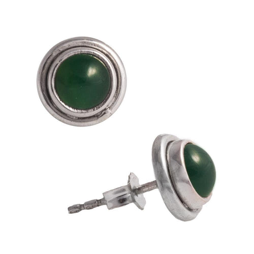 Silberohrstecker rund Rand gewölbt Grün Jade Ohrstecker aus 925er Sterling Silber für Damen Schmuck, mit runden grünen Jadesteinen als Mittelstück, abgebildet von vorne und der Seite auf weißem Hintergrund.