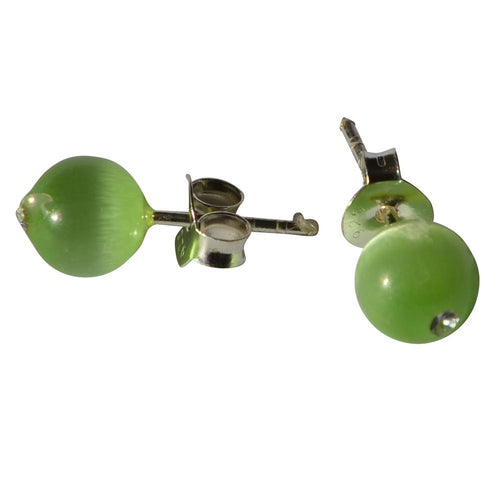 A pair of Ohrstecker Katzenauge grün Kristallglas on 925 Sterlingsilber posts, shown on a white background with one earring upright and the other laid horizontally.