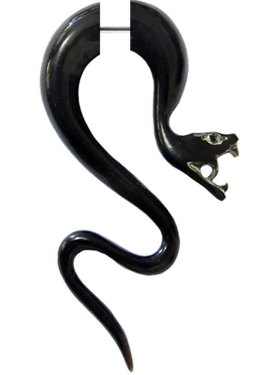 The Tribal Fake Piercing ist ein schwarzer, schlangenförmiger Ohrring aus handgeschnitztem Büffelhorn (1mm) mit einem Edelstahlbügel – wirkt wie ein S und hebt sich auf weißem Hintergrund ab.