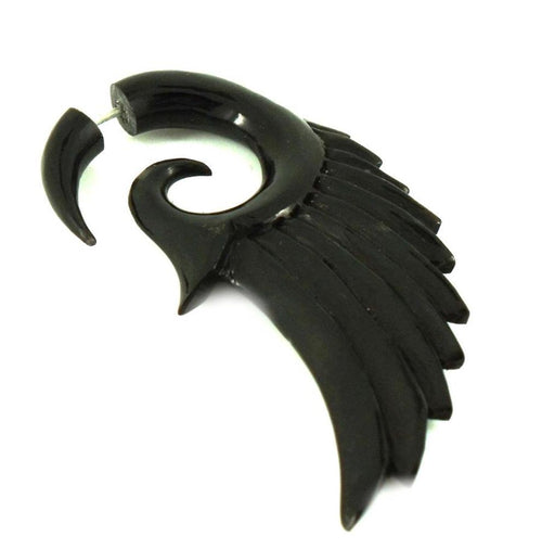 The Fake Piercing Horn schwarz Flügel Spirale Expander Ohrstecker handgeschnitzt features a black, wing-shaped design with a spiral top and feather-like layers, shown in two pieces to display its opening and closing mechanism.