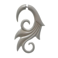 Load image into Gallery viewer, Curved, ornamental white Fake Ohr Piercing aus Knochen mit zwei Spiraldesigns und spitzem Ende; dieser Edelstahl Ohrring erinnert an ein stilisiertes Blatt oder eine Welle und hat oben einen Metallverschluss.
