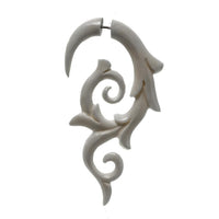 Load image into Gallery viewer, Curved, white Fake Ohr Piercing aus Edelstahl mit Spiraldesign – ideal als stylisher Knochen-Dehner oder für einzigartige Fake Lobe Piercings.
