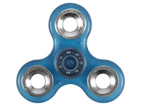Cargar imagen en el visor de la galería, The Turbo Fidget Spinner Tri (dreifach) leuchtend Glow in the dark Spielzeug Kreisel with metal bearings is shown from above on a white background, featuring a blue design that glows in the dark.

