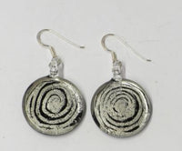 Load image into Gallery viewer, A pair of silber Spirale Glitzer Glasohrringe, hand-painted in black with spiral designs, crafted from 925er Sterlingsilber, are shown on simple hooks against a plain white background.

