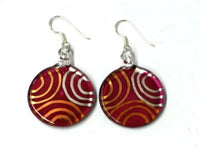 Load image into Gallery viewer, A pair of round, red Halbkreise gold silber kupfer Glasohrringe aus handbemaltem Glas mit goldenen und silbernen Linienmustern und 925er Sterling Silberhaken vor weißem Hintergrund.
