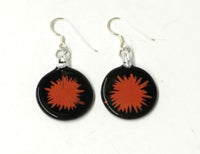 Load image into Gallery viewer, Blume rot Glasohrringe schwarz Glas Ohrringe 925er Sterling Silber rund
