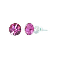 Load image into Gallery viewer, Ein Paar Ohrstecker Glas transparent hellgrün, 5 mm Ø, facettiert und glitzernd, mit 925er Sterlingsilber-Stift, vor weißem Hintergrund präsentiert.
