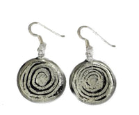 Load image into Gallery viewer, A pair of silber Spirale Glitzer Glasohrringe schwarz, handbemalt aus 925er Sterlingsilber mit schwarzen Spiraldesigns, präsentiert vor weißem Hintergrund.
