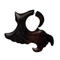 Load image into Gallery viewer, The Fake Piercing Ebenholz Edelstahl ist ein handgeschnitzter, großer Dehner aus dunkelbraunem Ebenholz mit abstraktem Flügeldesign – perfekt für stilvolle Akzente ohne echtes Piercing.
