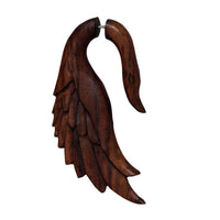 Load image into Gallery viewer, Handgeschnitzte Fake Piercing Ohrringe aus Sonoholz und Edelstahl in groß, hell-dunkelbraun, mit detailreichem Federdesign—ideal als Organic Ohrringe oder für den Fake Piercing Holz Look.
