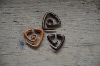 Load image into Gallery viewer, Fake Piercing Edelstahl dunkel Holz Triangel Spirale
