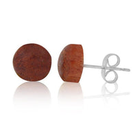 Load image into Gallery viewer, A pair of round, rotbraun gemaserte Rosenholz Ohrstecker Unisex mit Edelstahl Stift und Butterfly-Verschluss, präsentiert auf weißem Hintergrund mit sanfter Spiegelung darunter.
