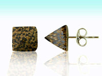 Load image into Gallery viewer, A pair of Kokosnuss Ohrstecker Pyramide Punkte Holz 925 Silber—one square, one triangular—with brown and black speckled pattern, displayed on a reflective surface against a gradient blue and white background.
