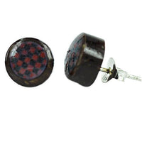 Cargar imagen en el visor de la galería, A pair of Kokosnuss Ohrstecker Schachbrett rot schwarz, round with dark brown wood, red and black checkerboard center, made with 925er Sterling Silber posts for a stylish look.
