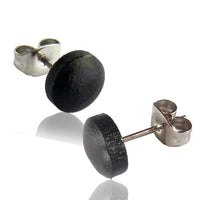 Load image into Gallery viewer, A pair of Ohrstecker rund schwarz Unisex Kokosnuss Holzohrstecker aus Edelstahl, mit runden, flachen schwarzen Fronten und silbernen Stecker- und Butterfly-Verschlüssen auf weißem Hintergrund.
