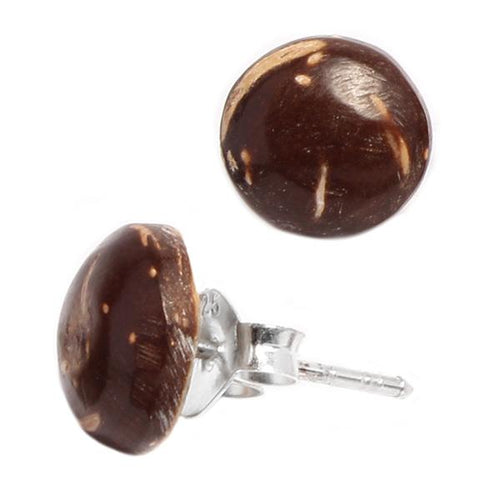 The Kokosholz Ohrstecker Halbkugel features flat, round, polished dark brown Kokosholz tops with natural streaks, set on silver Edelstahl posts. Unisex Schmuck Ohrringe, perfect for any style.