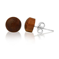 Load image into Gallery viewer, A pair of Ohrstecker Unisex Teakholz rund braun gemasert Holzohrstecker with stainless steel posts and butterfly backs, displayed on a white background with a subtle reflection beneath them.
