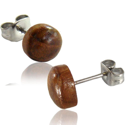A pair of unisex Ohrstecker aus Teakholz, rund und braun gemasert, mit Edelstahl-Posts, präsentiert vor weißem Hintergrund.