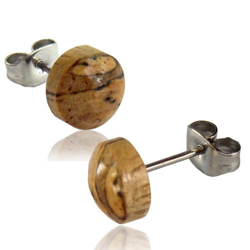 Unisex Mango Holzohrstecker rund hell gemasert mit silberfarbenen Edelstahlstiften und Butterfly-Verschluss, aus verschiedenen Blickwinkeln auf weißem Hintergrund präsentiert.