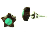 Load image into Gallery viewer, A pair of 8 mm unisex Ohrstecker aus Kokosnuss Holz und Edelstahl, rund mit Stern-Design und Muschel-Stein Inlay, ideal als organischer Ohrschmuck, auf weißem Hintergrund präsentiert.
