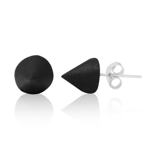 Ein Paar Ohrstecker "Kokosnuss Holz schwarz Kegel" mit mattschwarzen, geometrischen Formen aus 925er Silber, Unisex Ohrschmuck, präsentiert vor weißem Hintergrund.