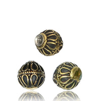 Load image into Gallery viewer, Three ornate, round Kugel Bauchnabelpiercing Brass Edelstahl gold beads feature a dark base with raised gold Retro Vintage Muster; one includes a silver threading hole.
