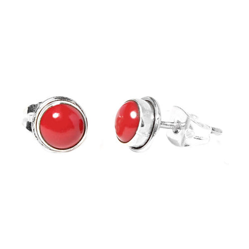 A pair of Silberohrstecker rund Ränder Ohrstecker rot Koralle aus 925er Sterling Silber für Damen, mit runden, glänzend roten Steinen, von vorne und seitlich auf weißem Hintergrund abgebildet.