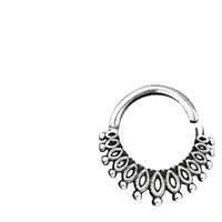 Load image into Gallery viewer, The Piercing Ring 925 Silber Labret Tragus Septum Mandel features an elegant silver design with a row of oval Mandel Punkte, bordered by small round beads forming a semi-circle along the bottom edge.
