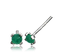 Cargar imagen en el visor de la galería, A pair of silver stud earrings with small round green gemstones and a minimalist look—perfect for pairing with the Nostril Piercing Silber Nasenstecker Stein 0.8mm or other simple nose jewelry.
