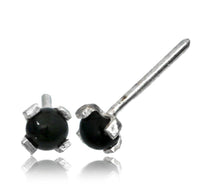Cargar imagen en el visor de la galería, A set of silver stud earrings with round black stones in four-prong settings, perfect for enhancing your look or matching the Nostril Piercing Silber Nasenstecker Stein 0.8mm.
