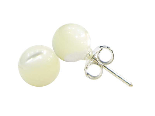 A pair of milky transparent Perlmuttohrstecker Kugel made from white Perlmutt Muschel with 925er Sterling Silber posts and butterfly backings, displayed on a white background.
