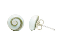 Cargar imagen en el visor de la galería, Shivaauge Scheibe Silberohrstecker Ohrringe mit runden, weißen Shiva Auge Muscheln und grünem Spiralmuster auf 925er Silber, präsentiert auf weißem Hintergrund.
