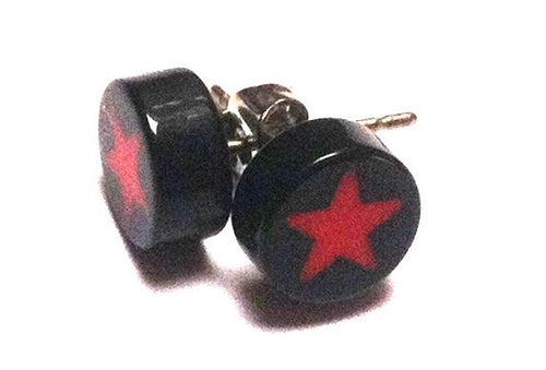 The Ohrstecker Stern rot schwarz aus Edelstahl sind Unisex Ohrringe mit rundem Design: ein roter Stern auf weißem Hintergrund und schwarzem Rand – ein moderner, auffälliger Schmuck-Akzent für jedes Outfit.