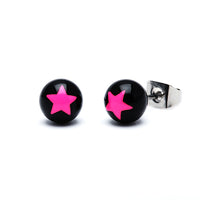 Load image into Gallery viewer, A pair of Ohrstecker Stern Kugel zweifarbig 6 mm aus Acryl und nickelfreiem Edelstahl, mit runden Kugeln, pinkem fünfzackigen Stern im Zentrum und silberfarbenen Metallverschlüssen. Unisex-Design.
